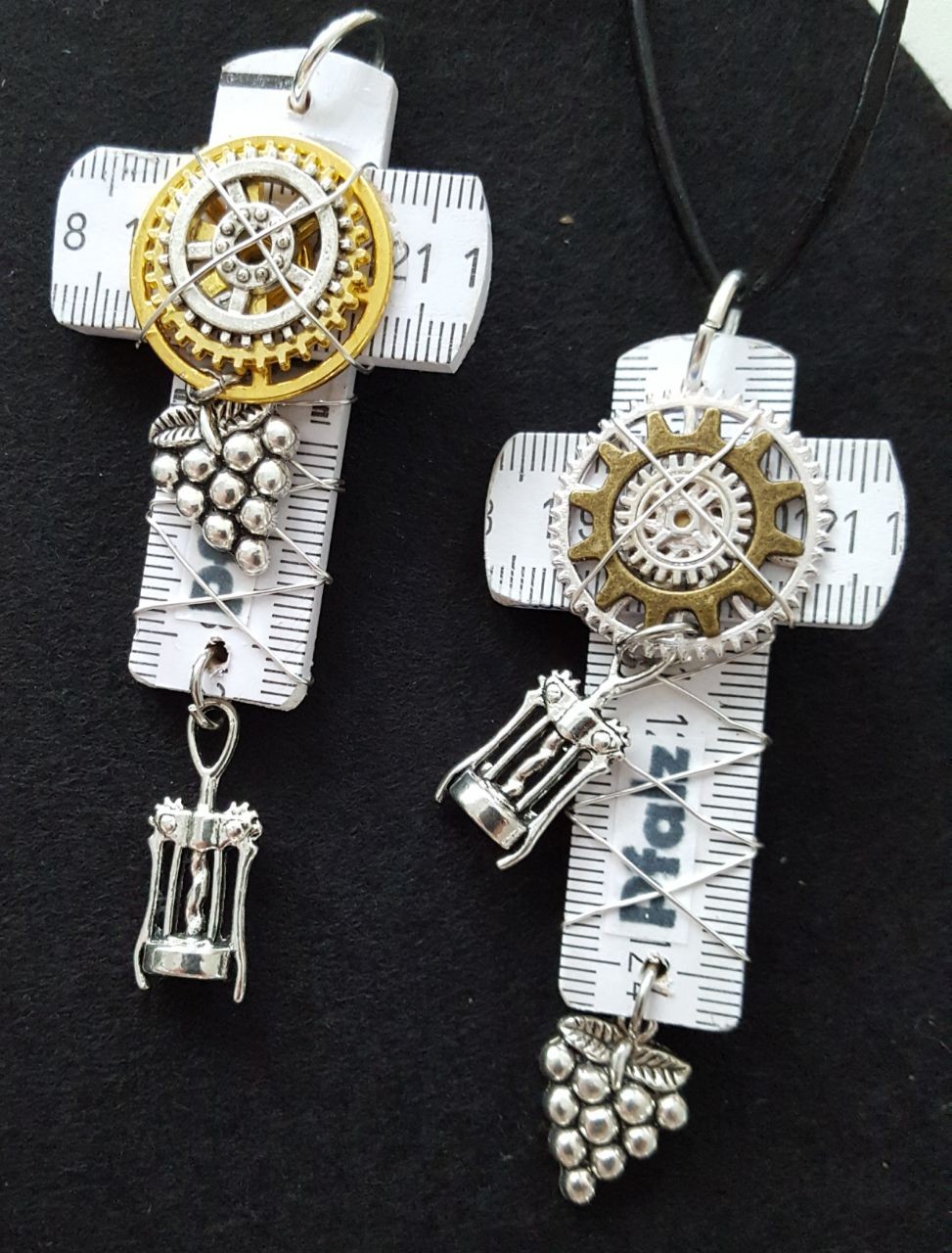 Kreuzanhänger aus Zollstöcken